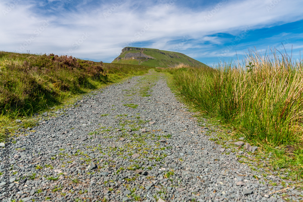 Fototapeta premium Yorkshire Dales landscape on the Pennine Way between Halton Gill and Horton in Ribblesdale with the Pen-Y-Ghent in the background, North Yorkshire, England, UK