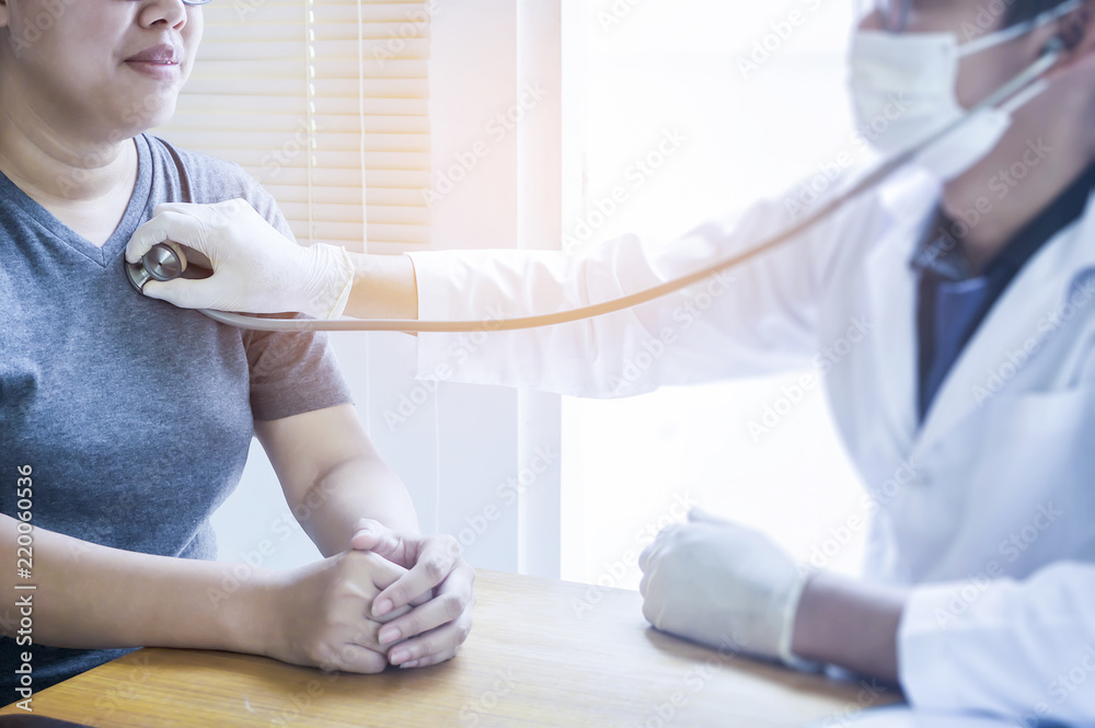 Obraz premium Doctor consulting and diagnostic examining woman patient's obstetric - gynecological health in medical clinic.