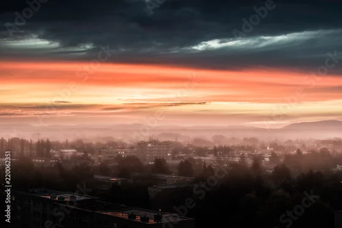 Fototapeta niebieski i czerwony wschód słońca zachód słońca nad obszarem wiejskim