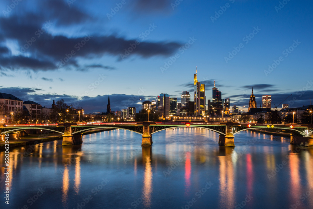 Frankfurt (Main) Skyline bei Nacht