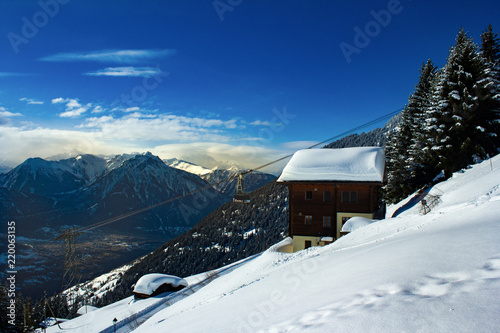 Blick ins Tal der Schweizer Alpen