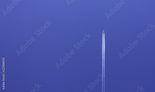 Boeing 747 na niebieskim bezchmurnym niebie