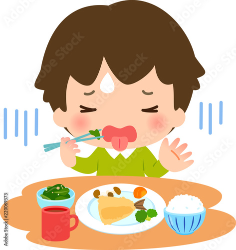 おいしくなさそうに食事する男の子