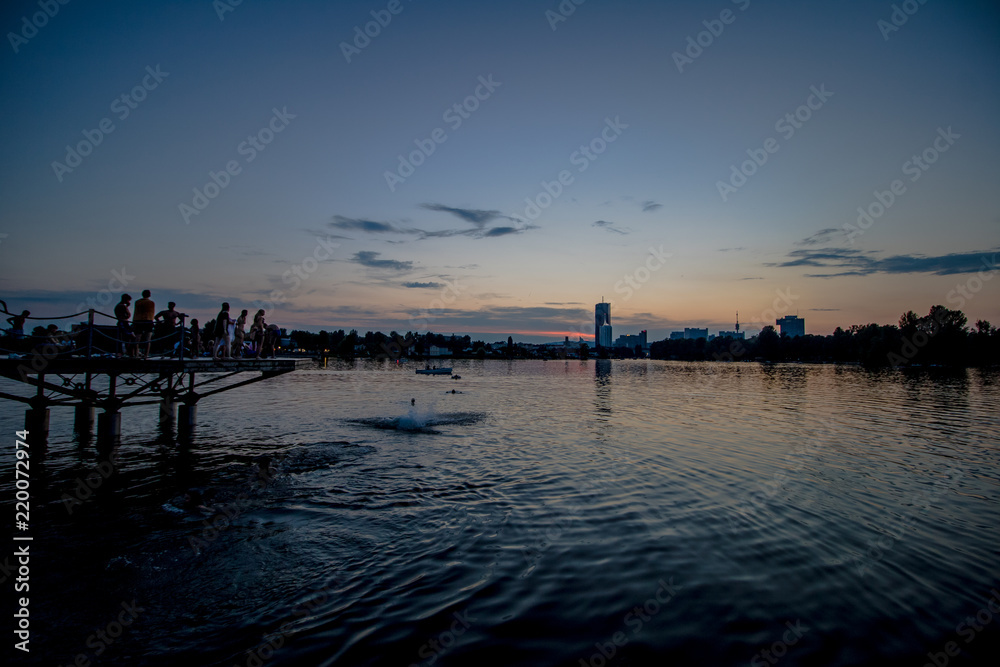 Obraz premium Romantische Abendstimmung auf der Alten Donau in Wien bei einer sommerlichen Dämmerung
