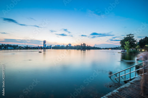 Romantische Abendstimmung auf der Alten Donau in Wien bei einer sommerlichen D  mmerung