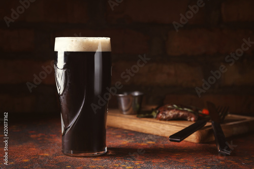 Quadro em tela Glass of cold dark beer on color table