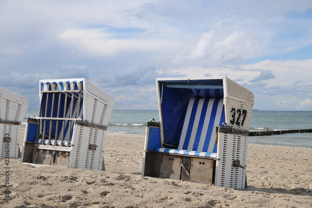 Strandkorb Strandkörbe Am Strand Meer Ostsee Nordsee Sylt Norderney  Mittelmeer urlaub Sonne Sommer herbst Stock-Foto | Adobe Stock