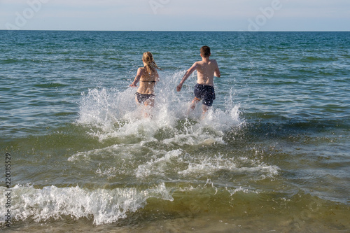 Teenager laufen ins Meer