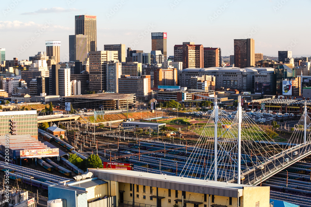 Naklejka premium Budynki w mieście Johannesburg w późnym popołudniowym słońcu, Gauteng, RPA