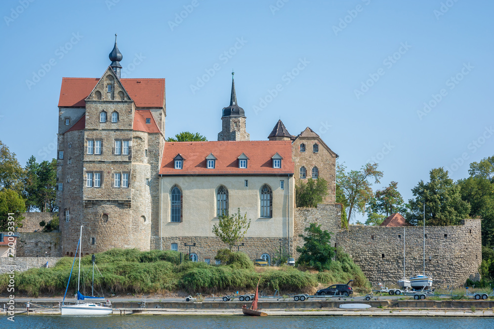 Schloss Seeburg tront über dem Süßen See in Seeburg