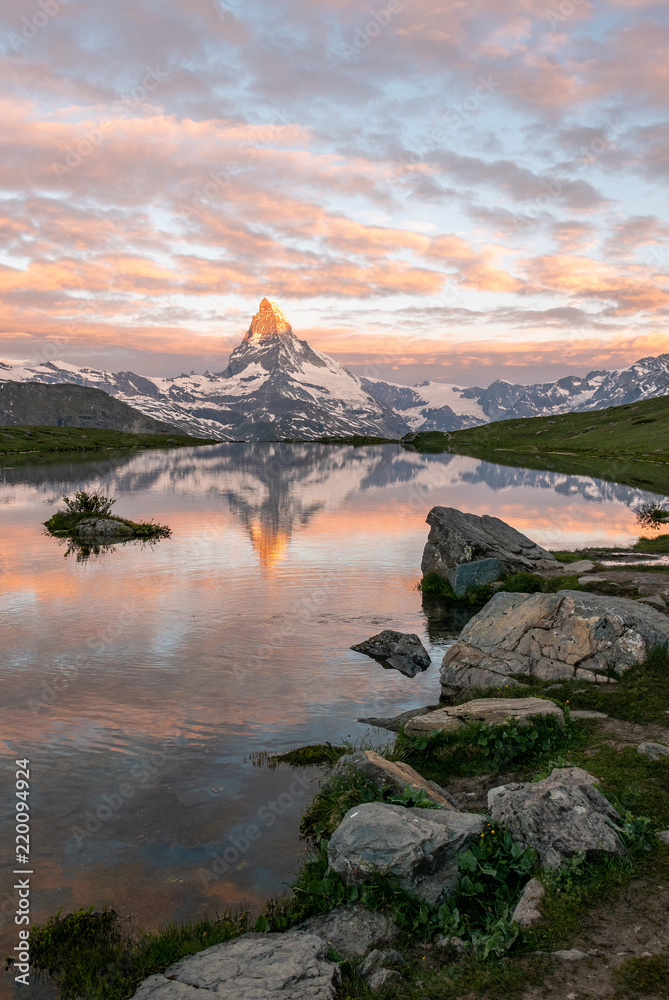 Obraz premium Morning shot of the golden Matterhorn (Monte Cervino, Mont Cervin) and Stellisee lake. Sunrise view of majestic mountain landscape. Swiss Alps.