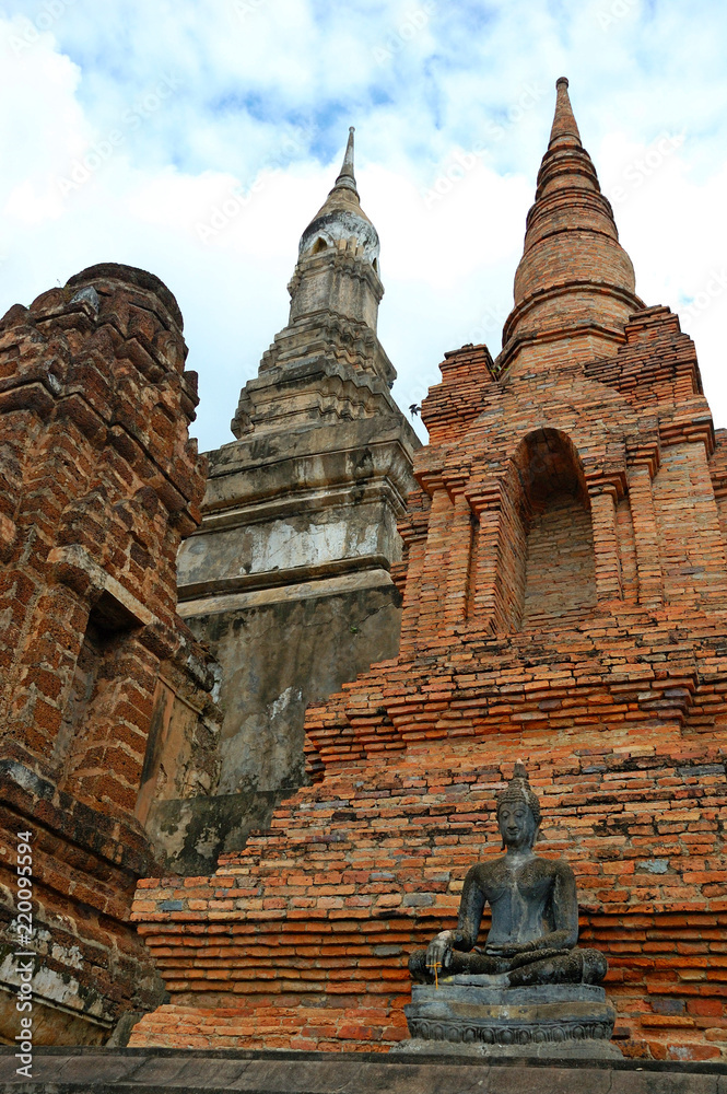 Fototapeta premium Ancient statues and buildings in sukhothai historical park, Thailand