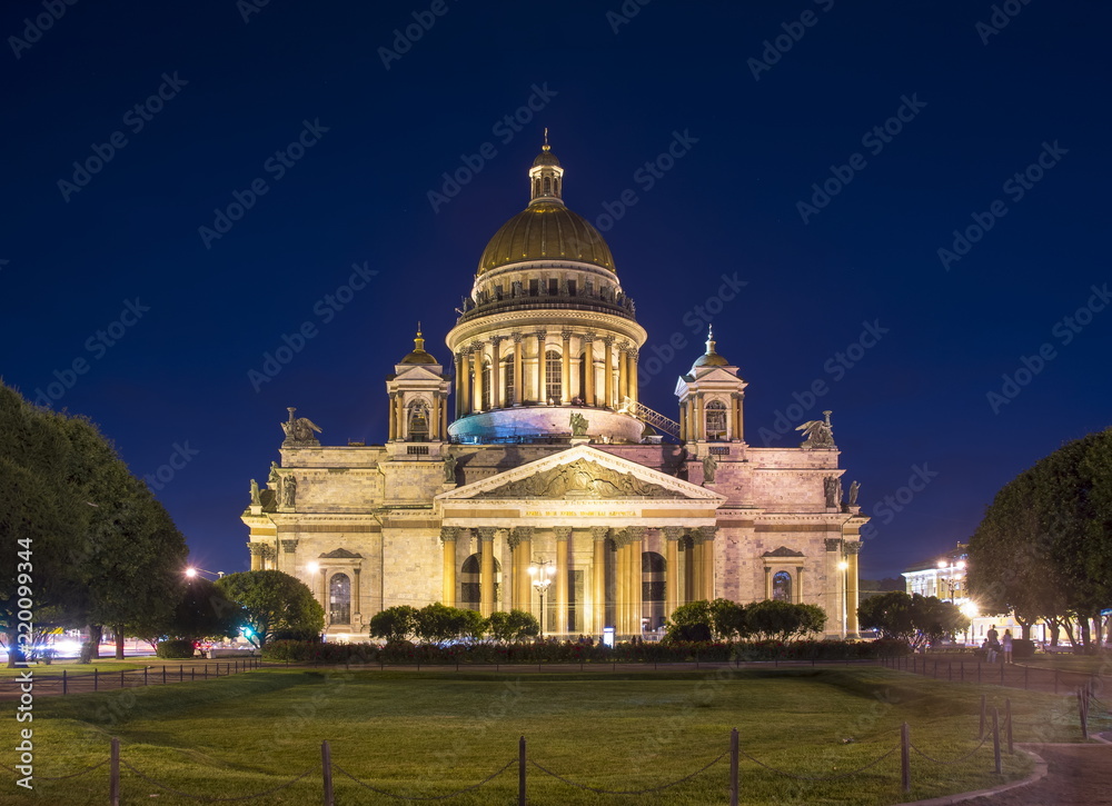 Obraz premium Saint Isaac's Cathedral at night, Saint Petersburg, Russia