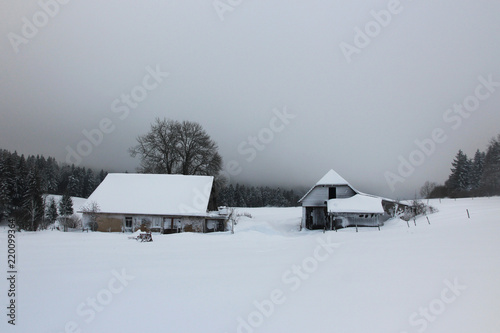 Ferme jurassienne en hiver