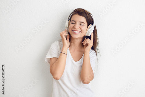 Hübsche junge Frau mit Kopfhörern