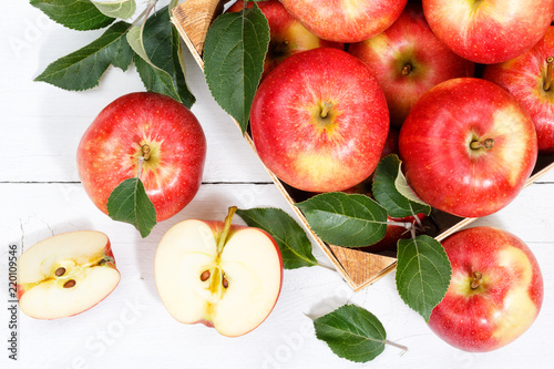 Apfel Frucht Äpfel Früchte Obst von oben Herbst Sommer Kiste Blätter photo