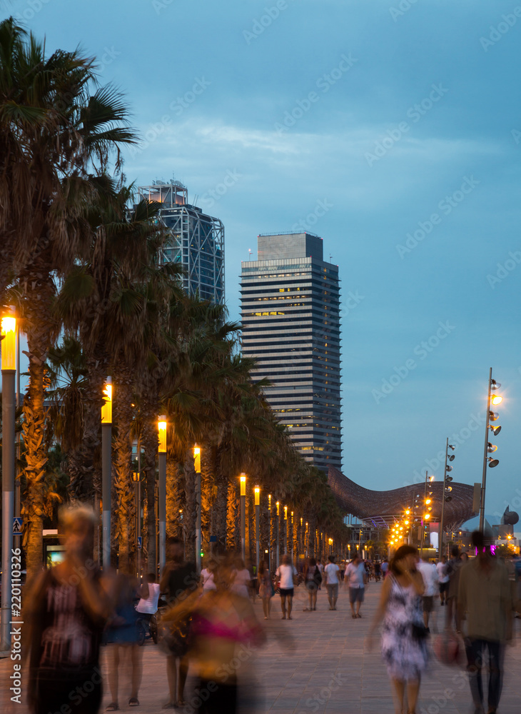 Obraz premium Wieczorny nasyp w Barcelonie