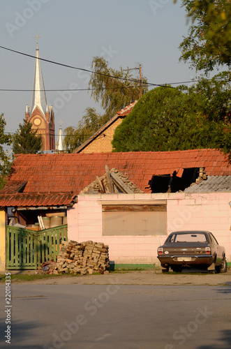 Auto Haus und Kirchturm in Serbien © MeiCoCrafts