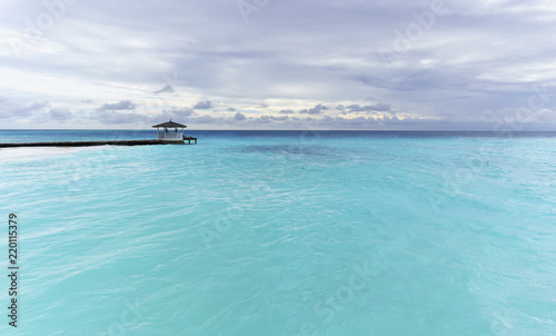 Fototapeta Naklejka Na Ścianę i Meble -  Beautiful tranquil scenery of turquoise crystal clear sea in tropical Maldives island