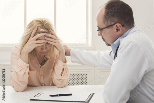 Photos Doctor consulting woman in hospital