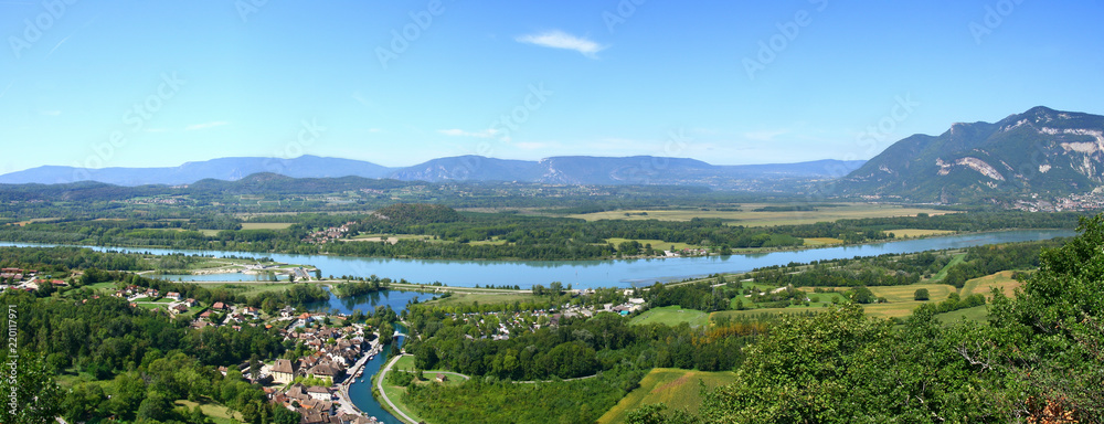 vue panoramique sur Chanaz, le canal de Savières, le Rhône et le Grand Colombier