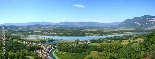 vue panoramique sur Chanaz, le canal de Savières, le Rhône et le Grand Colombier photo