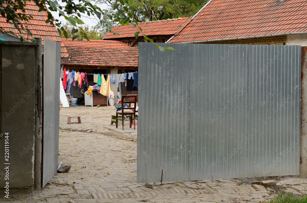Bauernhof Eingangstor und Wäsche auf Wäscheleine Bauernhof Eingangstor und Wäsche auf Wäscheleine