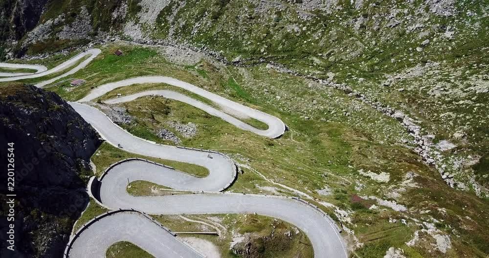 Flug über den Tremola Pass, Schweiz