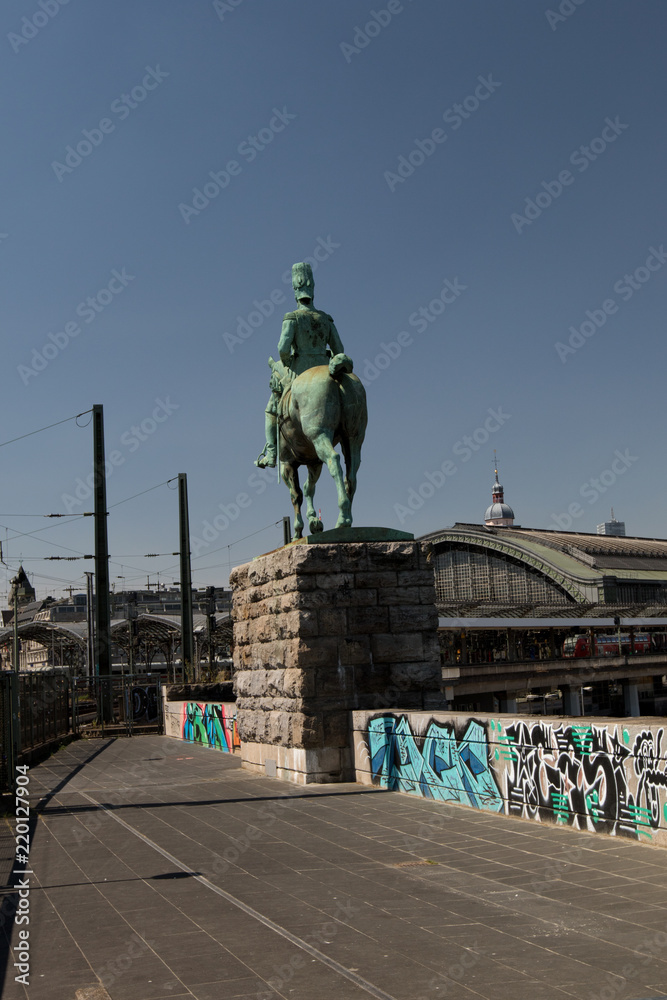 Naklejka premium Statue in der nähe des doms am rhein in Köln Deutschland fotografiert während einer Sighteeing Bootstour auf dem Rhein mit einem Weitwinkelobjektiv