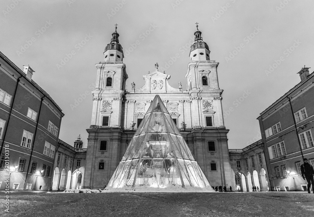 Salzburger Dom, Winter und Schnee, schwarz weiß