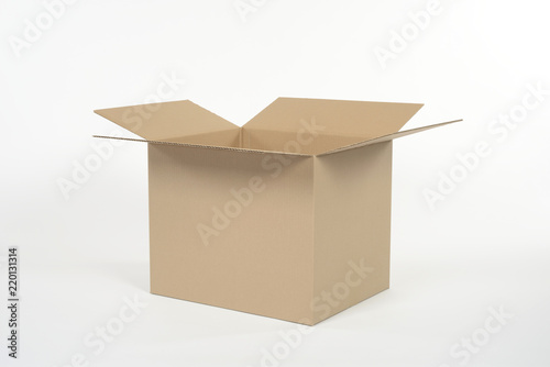 Caja de cartón abierta © imstock