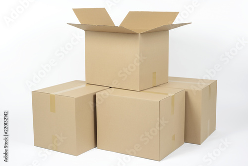 Cajas de cartón apiladas, una abierta © imstock