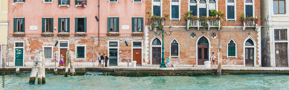 Naklejka premium Vieilles immeubles et canaux vénitiens à Venise
