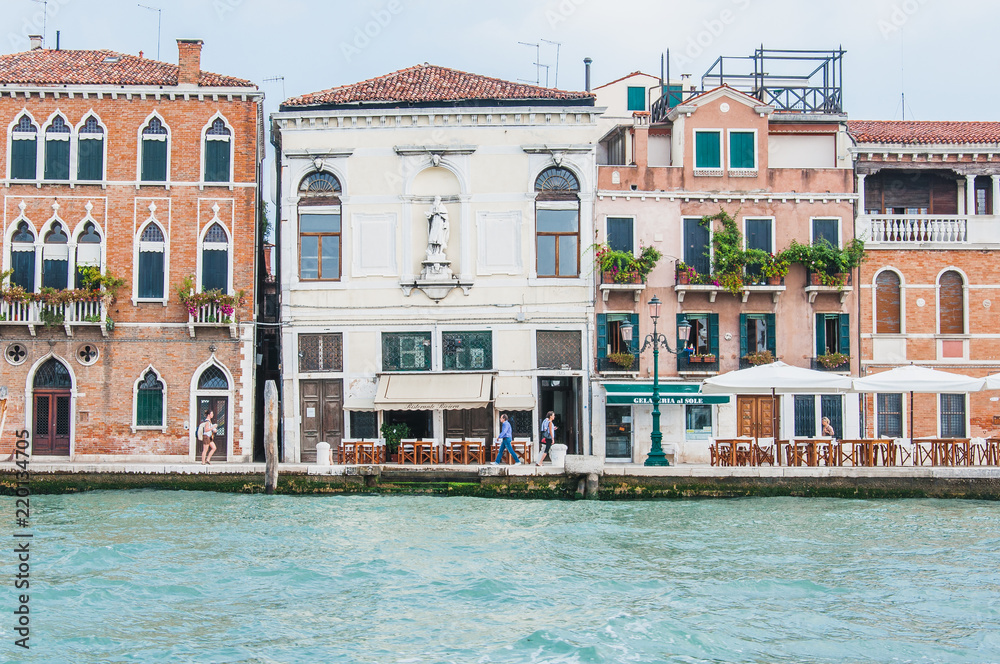 Vieilles immeubles et canaux vénitiens à Venise
