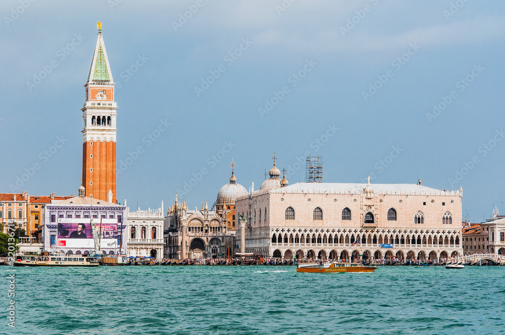 La basilique, le campanile et le palais des Doges sur la place Saint-Marc à Venise