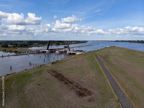 Luftaufnahme des Huntesperrwerks mit der M  ndung der Hunte in die Weser im Hintergrund