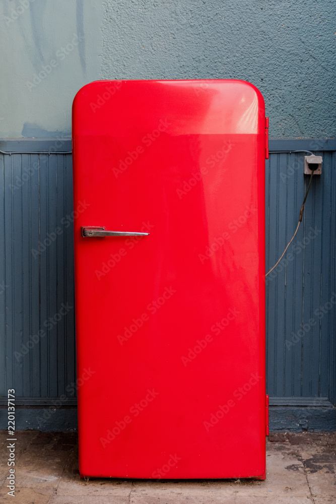 large vintage red fridge foto de Stock | Adobe Stock