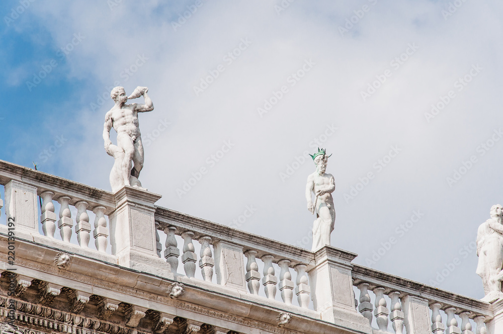 Statues en marbre surplombant la place Saint-Marc à Venise