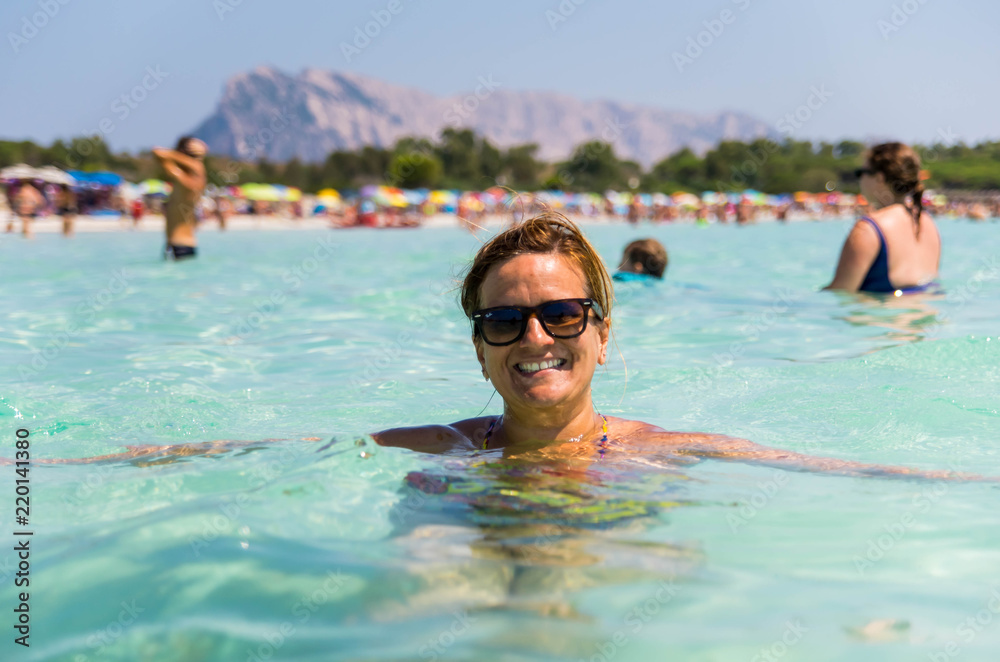 femme se baignant à la Cala brandinchi en Sardaigne