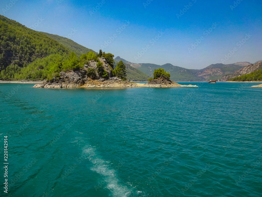 Fototapeta premium Turkusowe jezioro i góry. Turecki Zielony Kanion