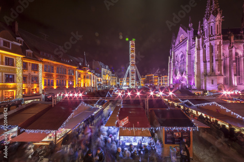 Marché de Noël de Mulhouse vu depuis les marches de l'Hotel de ville
