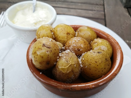 Papas arrugadas, lang gekochte Kartoffeln mit Salz, spanische Tapas