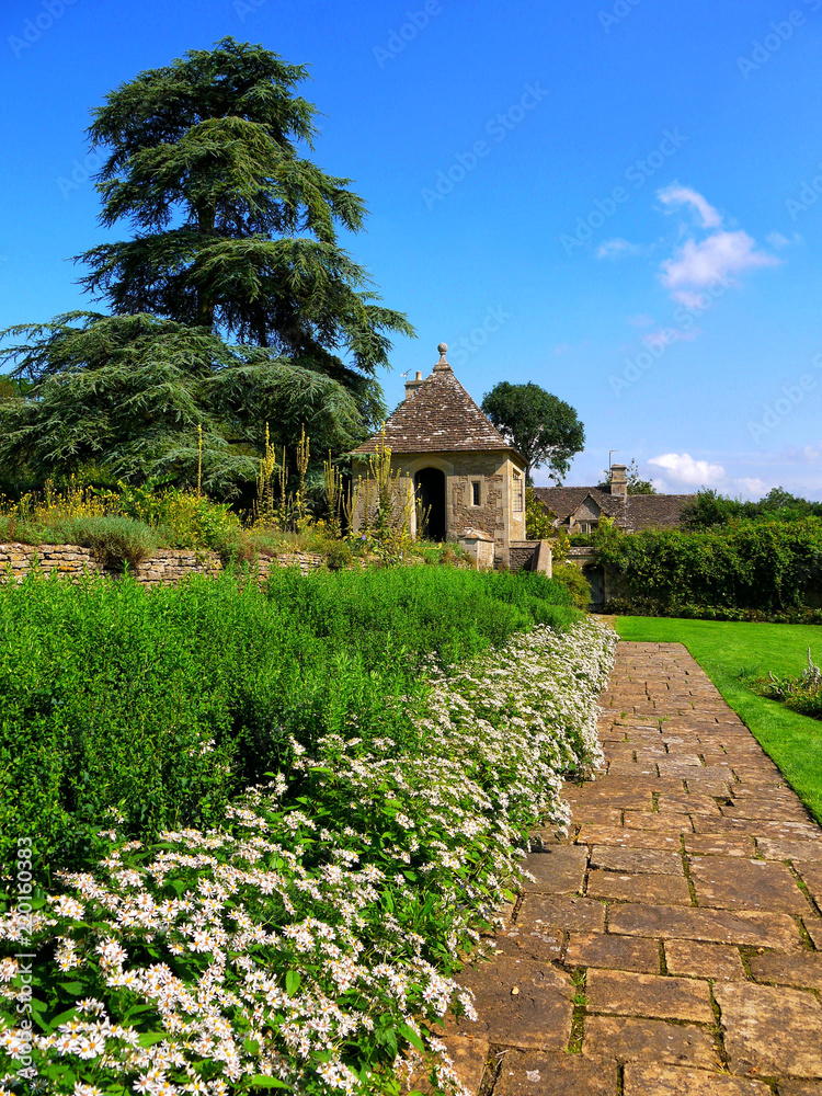 A beautifuly landscaped garden in the Cotswolds region of England