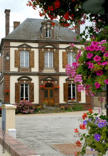 Fototapeta Naklejka Na Ścianę i Meble -  ville fleurie de Francheville, ancienne école communale, département de l'Eure, Normandie, France