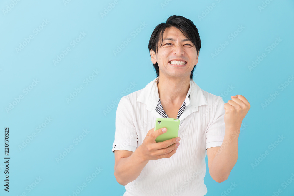 スマホを見るミドル男性