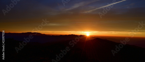 Fototapeta Naklejka Na Ścianę i Meble -  大台ケ原山で見た夕日と飛行機雲