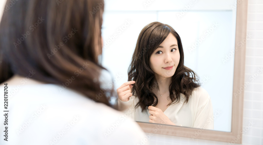 鏡を見る女性 鏡を見る女性
