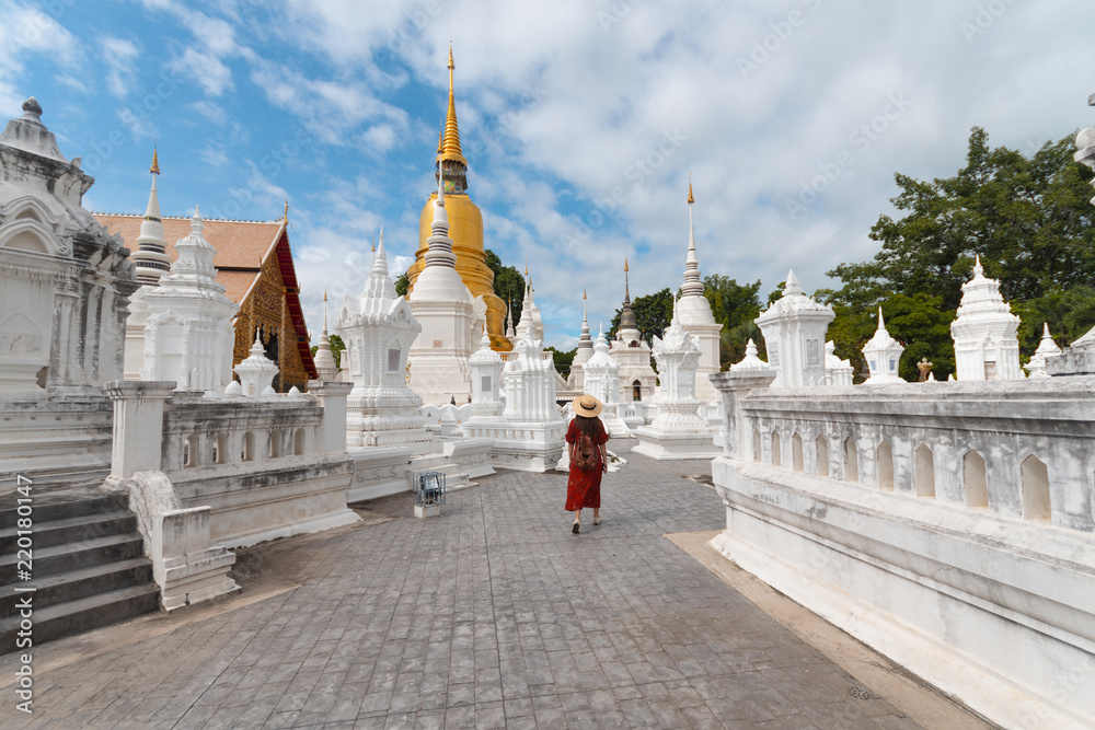 Naklejka premium Tourist is sightseeing at Wat Suan Dok in Chiangmai, Thailand.