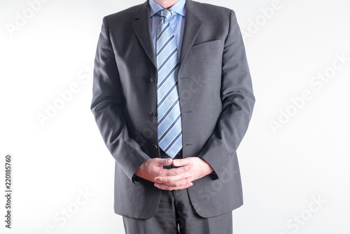 Geschäftsmann im Anzug mit verschränkten Händen