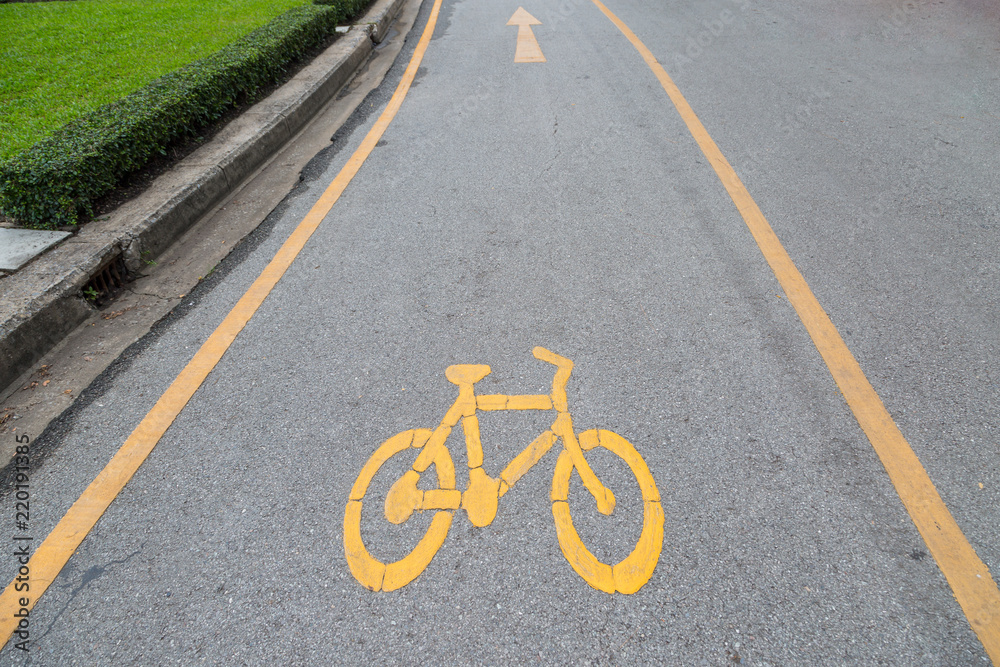 Obraz premium Bike lanes and yellow bike symbol, Bike alley in public park